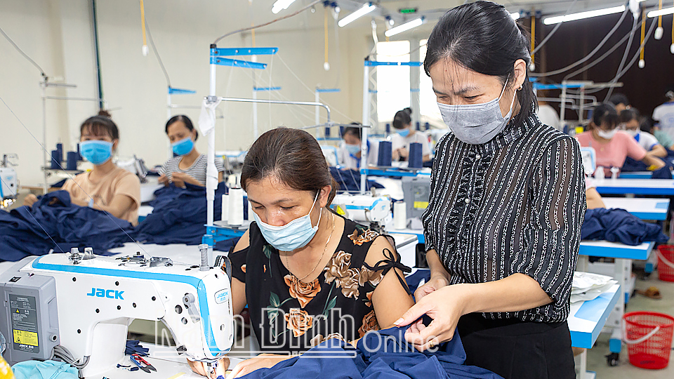 Công ty Cổ phần Sản xuất và Kinh doanh thương mại Trần Gia ở xóm Điện Biên đào tạo và tạo việc làm cho nhiều lao động.