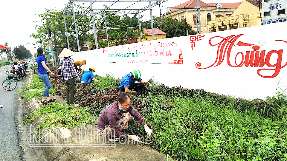 Hội viên phụ nữ xã Xuân Vinh tham gia dọn vệ sinh môi trường. Ảnh: Do cơ sở cung cấp