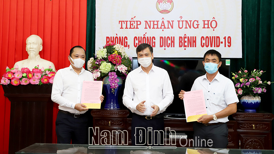 Đồng chí Trần Lê Đoài, TUV, Phó Chủ tịch UBND tỉnh trao thư cảm ơn đến doanh nghiệp và cá nhân đã có tấm lòng ủng hộ phòng chống dịch COVID-19 của tỉnh.