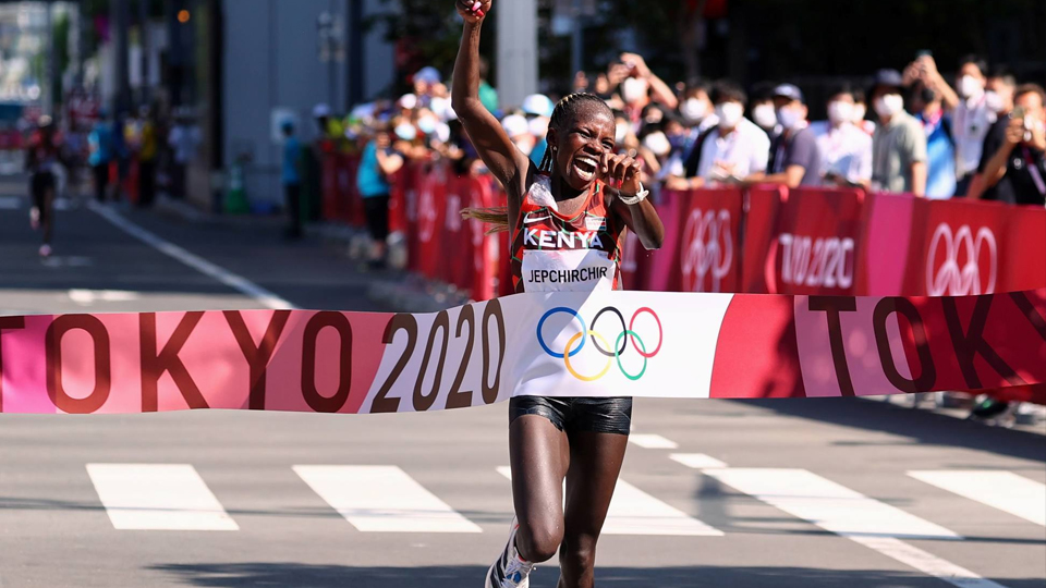 Peres Jepchirchir ăn mừng sau khi giành tấm huy chương vàng marathon nữ. (Ảnh: Reuters)