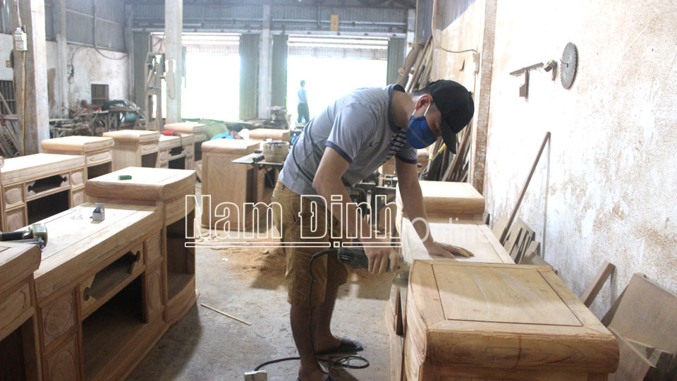 Cơ sở sản xuất đồ gỗ của gia đình ông Nguyễn Xuân Nghĩa, tổ dân phố Tây Kênh, thị trấn Cổ Lễ.