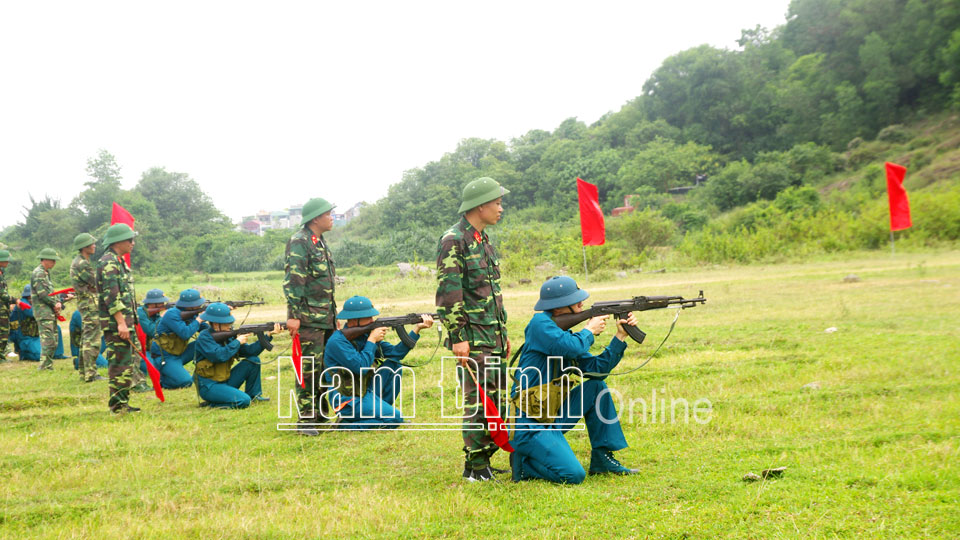 Ban CHQS thành phố Nam Định kiểm tra bắn súng tiểu liên AK đối với lực lượng dân quân, tự vệ.