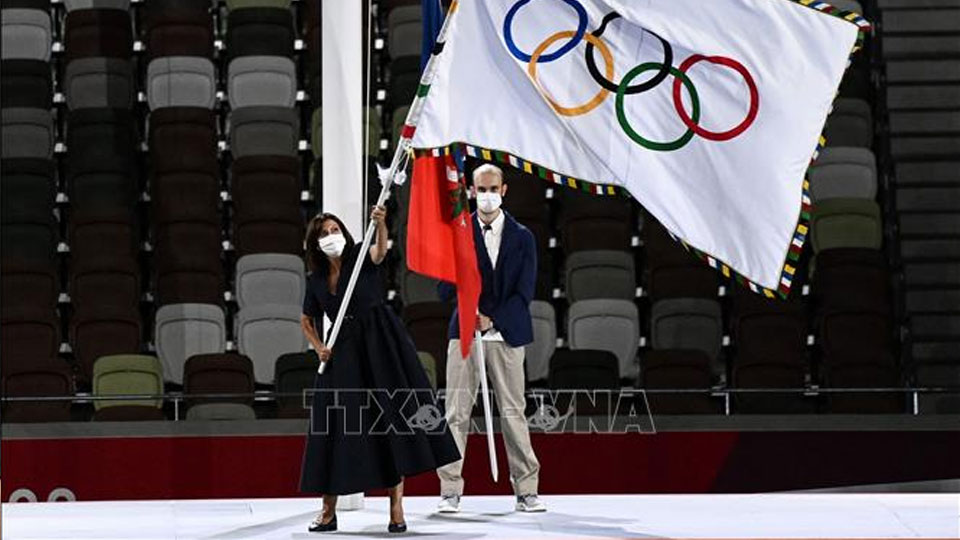 Bà Ana Maria Hidalgo, Thị trưởng Paris (Pháp) - thành phố đăng cai Olympic mùa Hè 2024, tiếp nhận lá cờ Olympic tại lễ bế mạc Olympic Tokyo 2020 trên sân vận động Olympic ở Tokyo, Nhật Bản ngày 8/8/2021. Ảnh: AFP/TTXVN