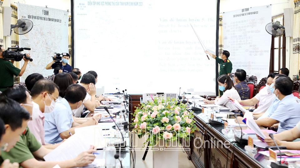 Đại diện lãnh đạo Bộ CHQS tỉnh báo cáo công tác chuẩn bị cho diễn tập KVPT tỉnh năm 2021”.
