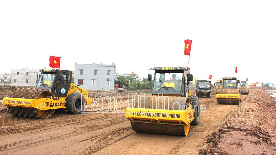 Thi công các hạng mục dự án đầu tư xây dựng tuyến đường bộ ven biển đoạn qua địa bàn huyện Giao Thuỷ.