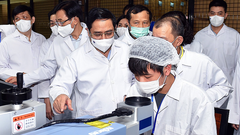 Thủ tướng Phạm Minh Chính thăm một cơ sở sản xuất thiết bị, vật tư y tế phòng, chống dịch. Ảnh: VGP