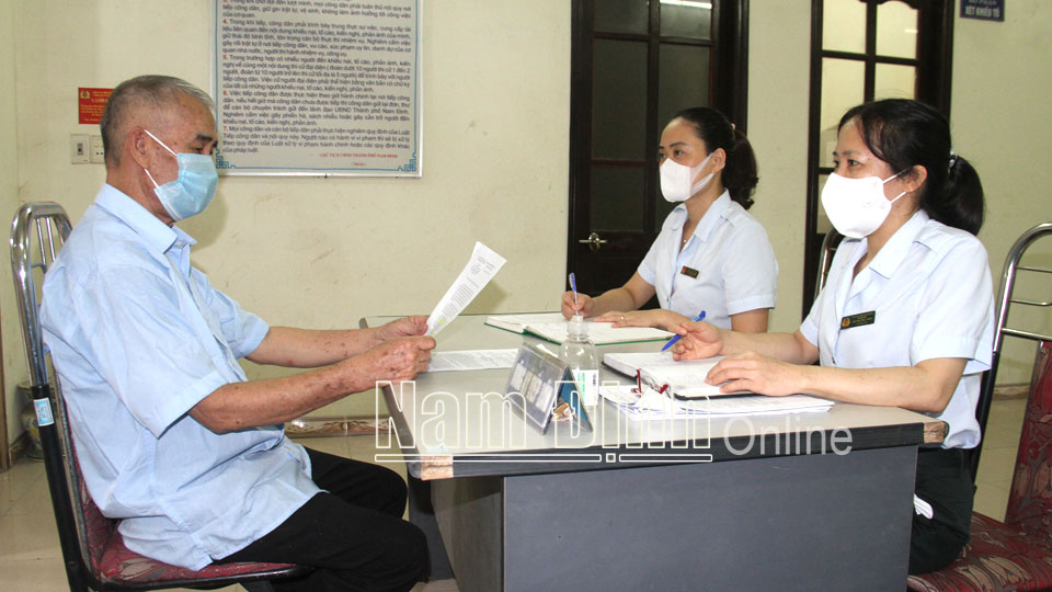 Cán bộ Thanh tra thành phố Nam Định tiếp nhận đơn thư phản ánh của người dân.