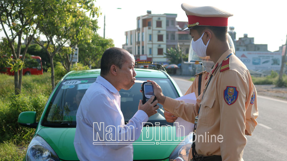 Lực lượng Cảnh sát giao thông Công an huyện Hải Hậu tăng cường công tác tuần tra, xử lý các hành vi vi phạm quy định của pháp luật về đảm bảo trật tự ATGT.
