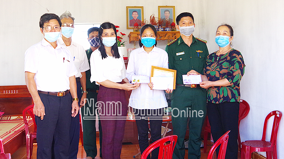 Đồn Biên phòng Quất Lâm (Giao Thủy) trao tặng tiền hỗ trợ em Vũ Thị Oanh, ở xã Bạch Long từ chương trình “Nâng bước em tới trường”.