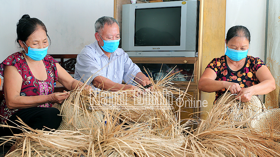 Cơ sở đan hàng cói xuất khẩu của gia đình ông Nguyễn Ngọc Giới, thôn Đồng Nam, xã Nghĩa Lợi.