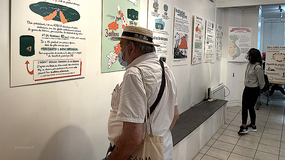 Người dân Pháp tới xem triển lãm tranh đồ họa về chất độc da cam Việt Nam. Ảnh: Thu Hà/Vietnam+