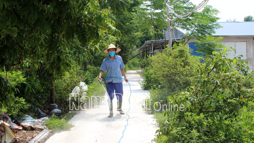 Phun thuốc khử trùng tiêu độc tại trang trại của chị Nguyễn Thị Thùy Linh, xã Xuân Thủy.