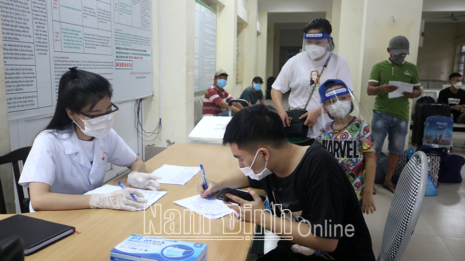 Thực hiện khai báo y tế của hành khách tại Ga Nam Định.