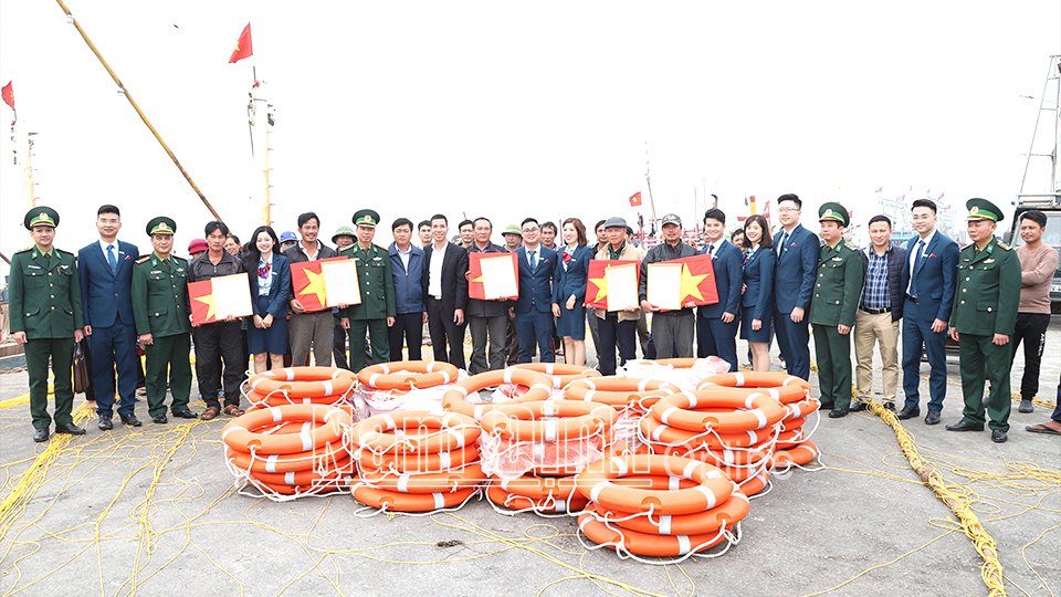 Lãnh đạo Bộ đội Biên phòng tỉnh và Ngân hàng VietinBank chi nhánh tỉnh Nam Định trao tặng cờ Tổ quốc, ảnh Bác Hồ và phao cứu sinh cho ngư dân tại Cảng cá Ninh Cơ (Hải Hậu) (Ảnh chụp trước ngày 27-4-2021).