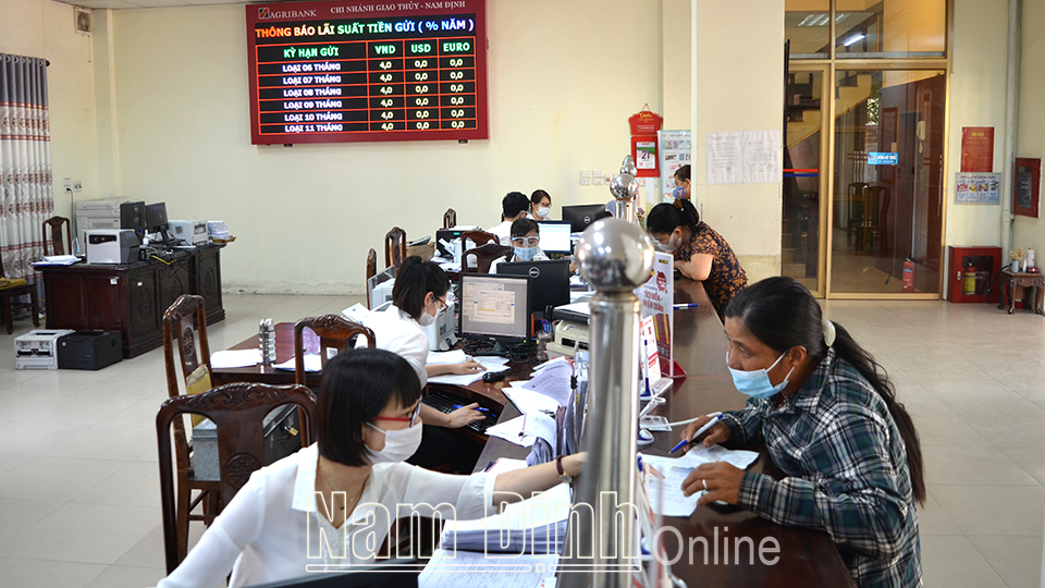 Khách hàng giao dịch tại trụ sở Ngân hàng Nông nghiệp và Phát triển nông thôn Việt Nam Chi nhánh Giao Thuỷ.  Bài và ảnh: Đức Toàn