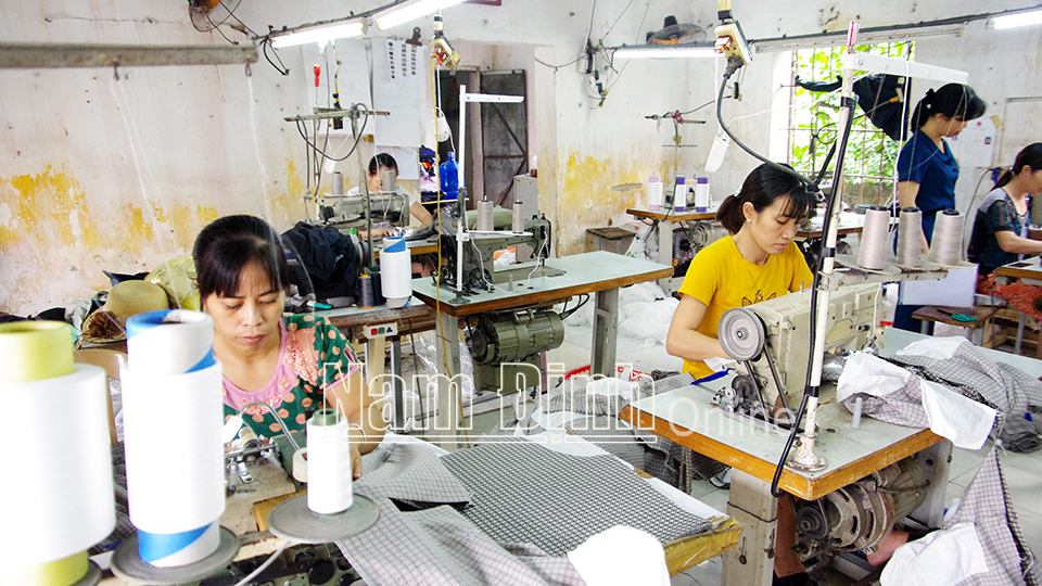 Cơ sở may mặc của chị Nguyễn Thị Dịu, thôn Hưng Xá, xã Yên Phong tạo việc làm cho hơn 30 lao động nữ với mức thu nhập bình quân 4-6 triệu đồng/người/tháng (Ảnh chụp trước ngày 27-4-2021).