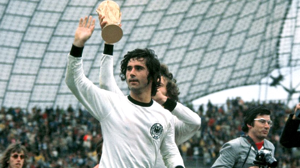 Gerd Mueller trong khoảnh khắc đăng quang ở World Cup 1974 cùng đội tuyển Tây Đức. (Ảnh: Mirror)