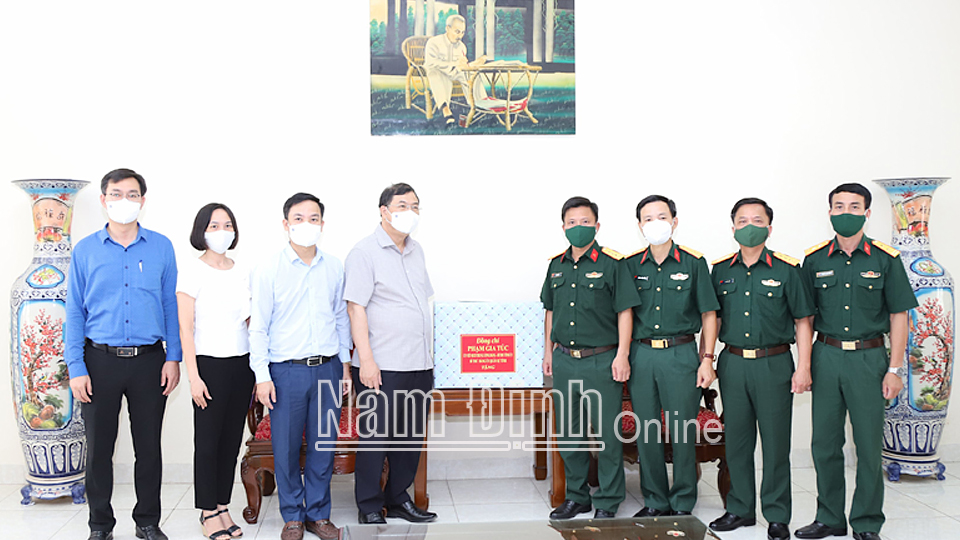 Đồng chí Bí thư Tỉnh ủy tặng quà các lực lượng quản lý khu cách ly tập trung tại xã Nam Vân (Thành phố Nam Định).