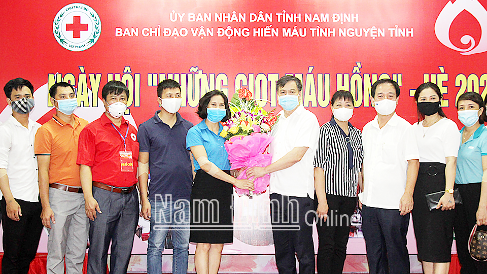 Đồng chí Trần Lê Đoài, TUV, Phó Chủ tịch UBND tỉnh, Trưởng Ban chỉ đạo vận động hiến máu tình nguyện tỉnh tặng hoa, thăm hỏi, động viên người tham gia hiến máu.