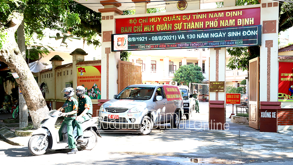 Lực lượng vũ trang thành phố Nam Định ra quân tuyên truyền phòng, chống dịch COVID-19 bằng hình thức xe lưu động.  Tin, ảnh: Hoàng Tuấn