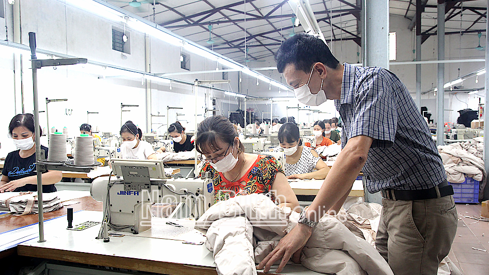 Anh Lưu Quang Trung, Giám đốc Công ty TNHH May Đại Trung kiểm tra các công đoạn may sản phẩm xuất khẩu. 