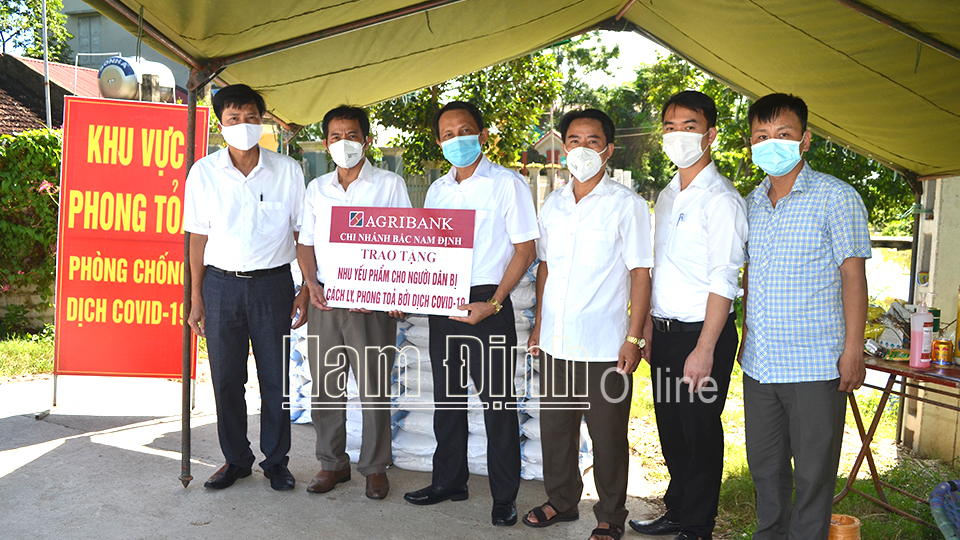 Công đoàn Agribank chi nhánh Bắc Nam Định trao tặng nhu yếu phẩm tại chốt kiểm soát thôn Thọ Trường, xã Tân Khánh (Vụ Bản).  Tin, ảnh: Đức toàn