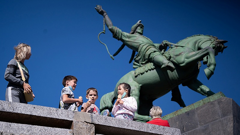 Trẻ em thăm tượng đài ở TP Ufa (CH Bashkortostan, LB Nga).