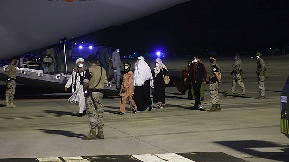 Công dân Tây Ban Nha và Afghanistan được sơ tán từ Kabul tới căn cứ không quân Torrejon, gần thủ đô Madrid, Tây Ban Nha, ngày 19/8. (Ảnh: Reuters)