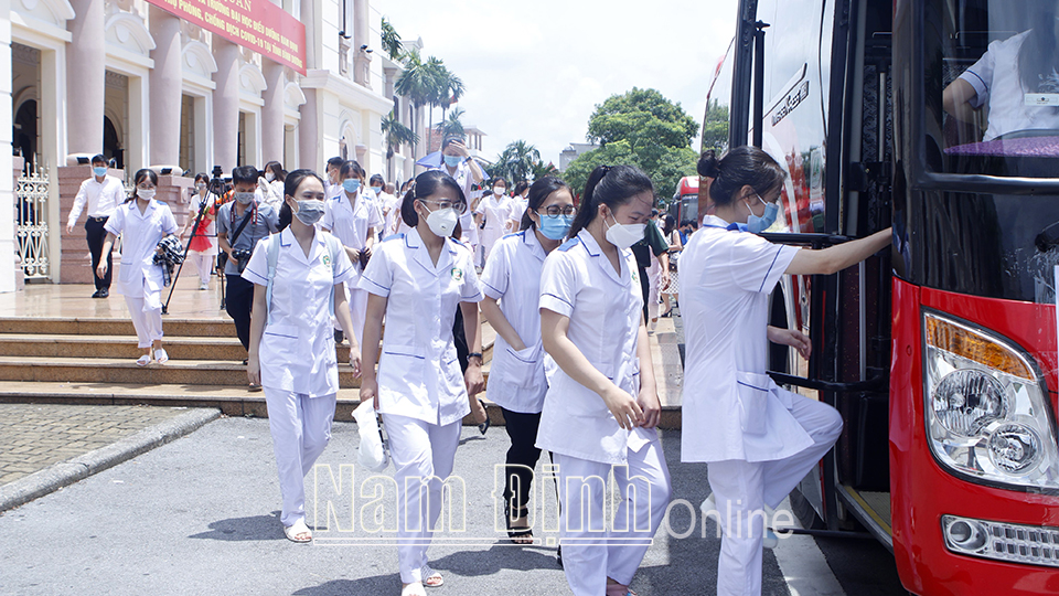 Tinh thần xung kích của Đoàn cán bộ y tế của tỉnh và Trường Đại học Điều dưỡng Nam Định lên đường tham gia hỗ trợ phòng chống dịch COVID-19 tại tỉnh Bình Dương