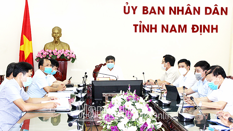 Đồng chí Trần Lê Đoài, TUV, Phó Chủ tịch UBND tỉnh và các đại biểu dự hội nghị tại điểm cầu tỉnh ta.