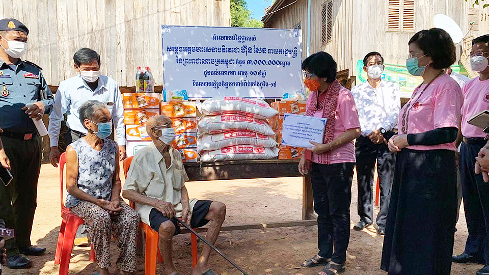 Chính phủ Campuchia tặng quà cho người già trên 100 tuổi tình nguyện tiêm vaccine ngừa Covid-19. (Ảnh: Fresh News)