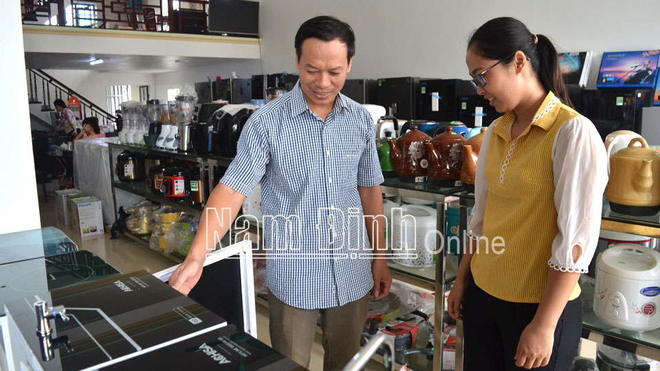 Người dân tìm hiểu sản phẩm máy lọc nước tại cửa hàng đồ gia dụng tại xã Phúc Thắng, huyện Nghĩa Hưng (Ảnh chụp trước ngày 27-4-2021).