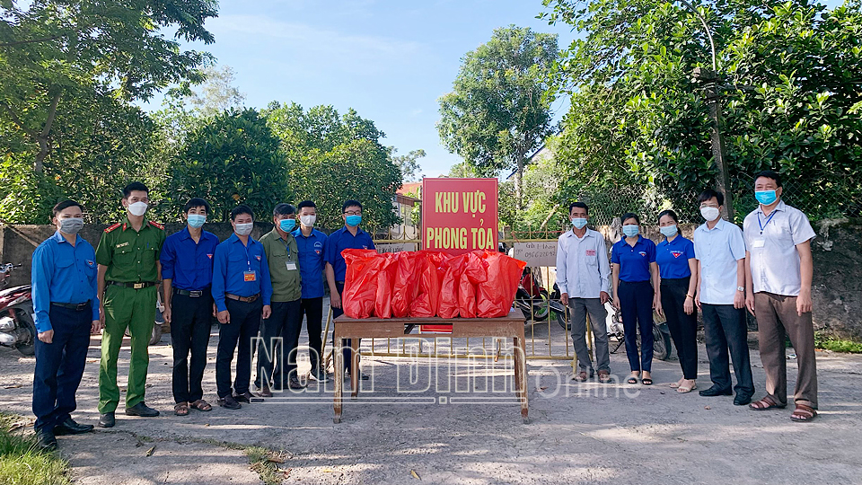 Đoàn viên, thanh niên huyện Vụ Bản trao quà tại chốt kiểm dịch thôn Liên Xương, xã Hiển Khánh.