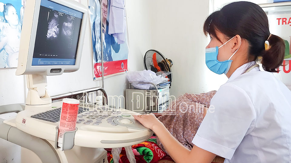 Kiểm tra sức khỏe định kỳ cho phụ nữ xã Nghĩa Đồng trong Chiến dịch truyền thông lồng ghép đợt 1-2021.   Ảnh: Do cơ sở cung cấp