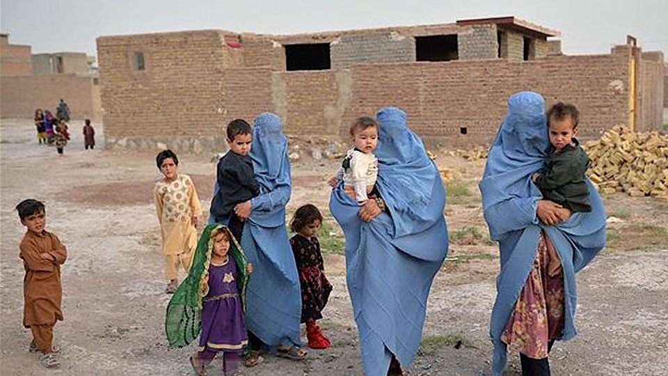Người dân Afghanistan sơ tán tránh xung đột tại Herat. (Ảnh: AFP/TTXVN)