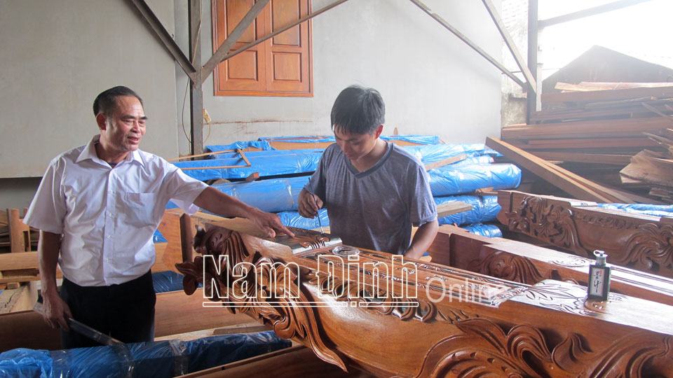 Ông Nguyễn Văn Minh, xóm 22, xã Hải Anh kiểm tra kỹ thuật đục trạm cho công trình nhà gỗ giả cổ (Ảnh chụp trước ngày 27-4-2021).