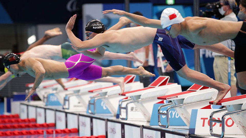 Các VÐV bước vào thi đấu môn bơi tại Paralympic Tokyo 2020. Ảnh IPC