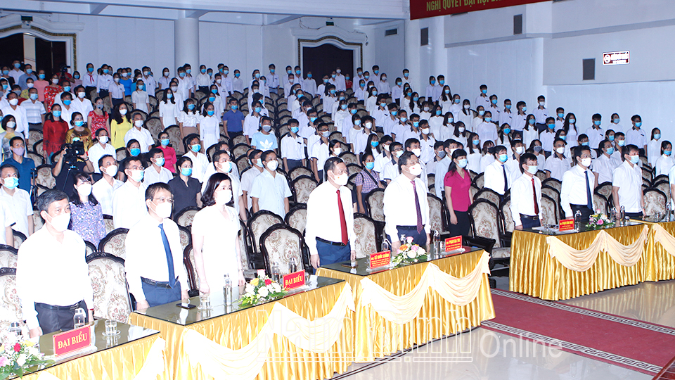 Các đồng chí lãnh đạo tỉnh dự Lễ tuyên dương thành tích học sinh giỏi tỉnh năm học 2020-2021.