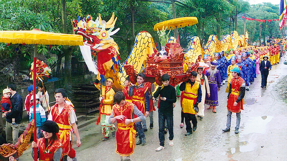 Rước kiệu trong lễ hội Đền thờ Đức Thánh tổ nghề đúc làng Tống Xá, thị trấn Lâm đầu xuân.
