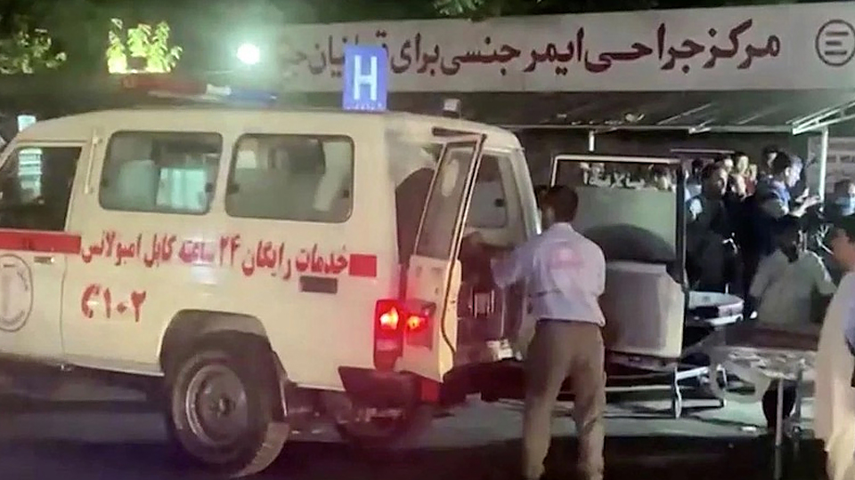 Một chiếc xe cứu thương chở người bị nạn tới bệnh viện sau một vụ tấn công tại sân bay Kabul, ở Kabul, Afghanistan, ngày 26/8/2021. (Ảnh: Reuters)