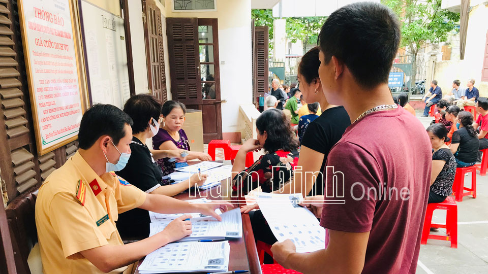 Công an thành phố Nam Định thực hiện cấp căn cước công dân gắn chíp điện tử cho công dân (Ảnh chụp trước ngày 27-4-2021). Ảnh: Xuân Thu