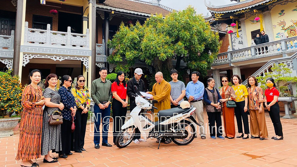 Hội Chữ thập đỏ thành phố Nam Định phối hợp với Chùa Vọng Cung trao phương tiện sinh kế là xe máy cho người nghèo trên địa bàn thành phố (Ảnh chụp trước ngày 27-4-2021).