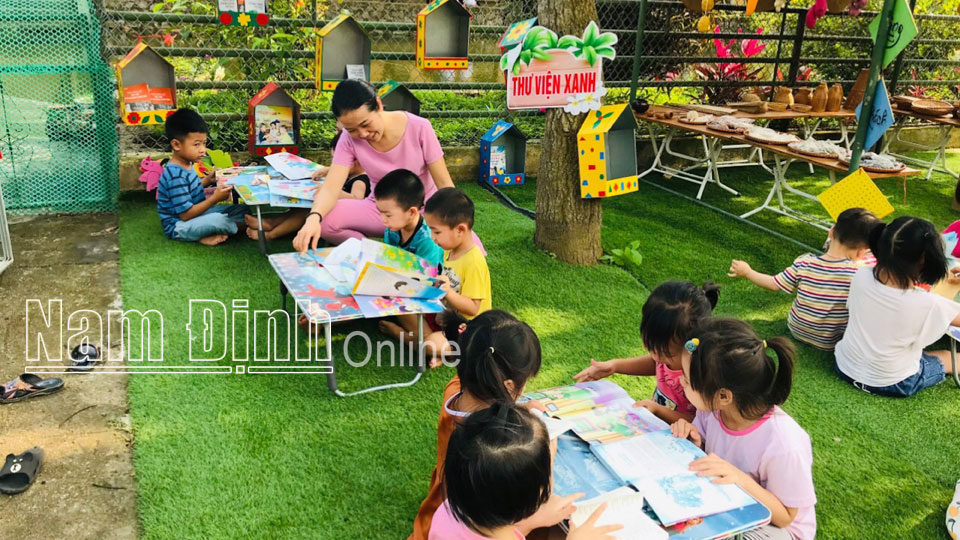 Các cháu Trường Mầm non Tam Thanh trong một giờ học tại Thư viện xanh của trường (Ảnh chụp trước ngày 27-4-2021).