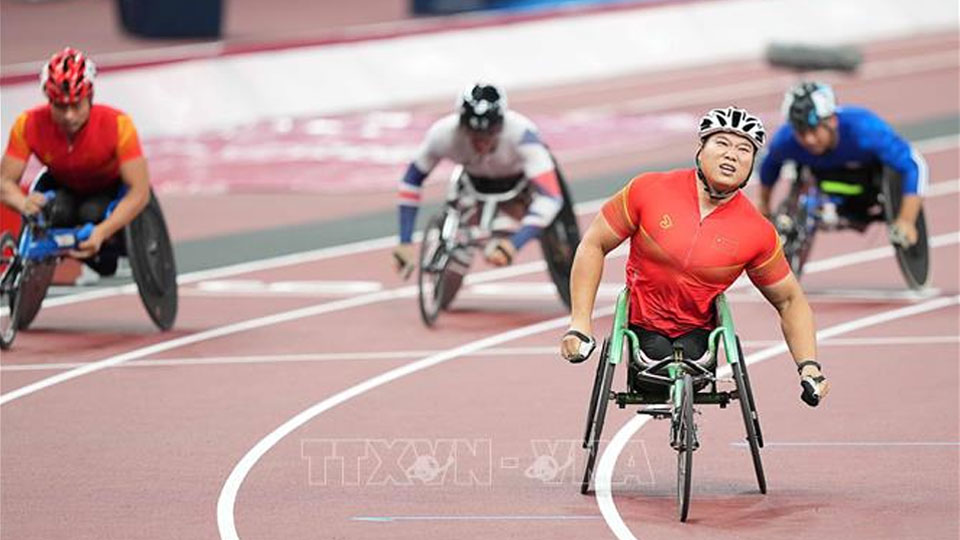 VĐV Trung Quốc Dai Yunqiang tranh tài ở chung kết nội dung đua xe lăn 400m nam, hạng T54, tại Paralympic Tokyo 2020, Nhật Bản, ngày 29/8/2021. Ảnh: THX/TTXVN