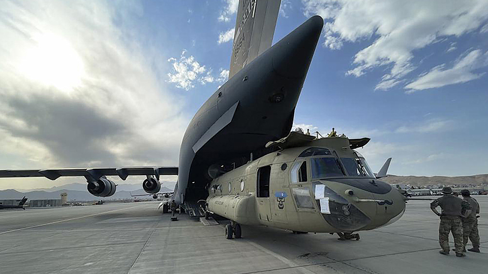 Một chiếc trực thăng CH-47 Chinook được đưa lên máy bay chở hàng C-17 Globemaster III của Không quân Mỹ tại sân bay quốc tế Hamid Karzai ở Kabul, Afghanistan, ngày 28/8. (Ảnh: Bộ quốc phòng Mỹ)