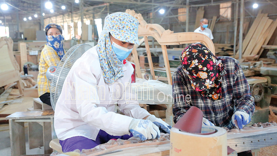 Công ty TNHH Sản xuất đồ gỗ nội thất Khánh Đạt, xã Giao Tiến tạo việc làm cho nhiều lao động địa phương.