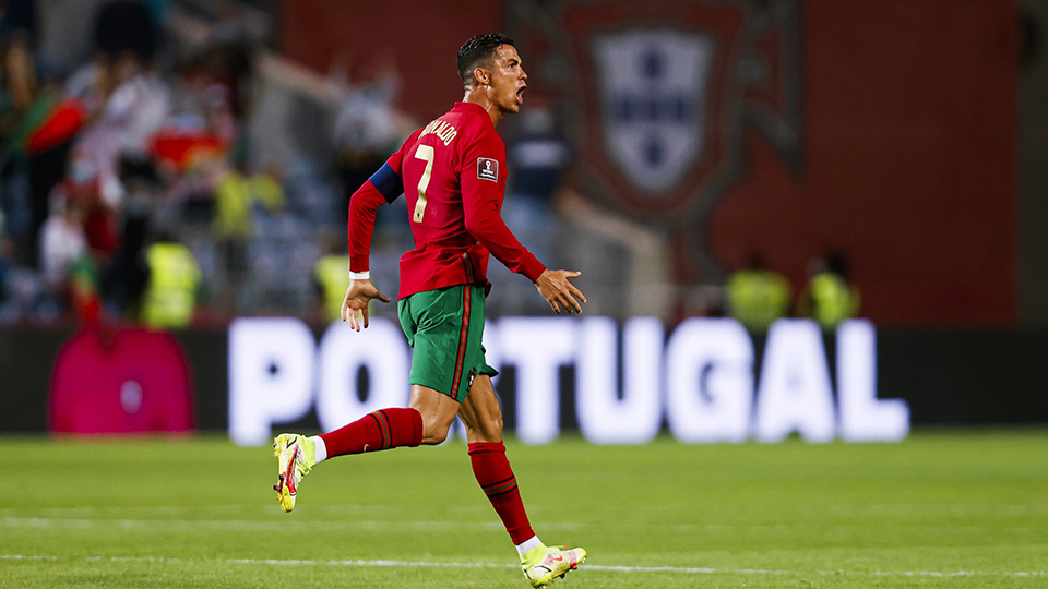Cú đúp bàn thắng vào lưới Ireland giúp Ronaldo trở thành tay săn bàn vĩ đại nhất ở cấp độ đội tuyển quốc gia trong lịch sử bóng đá thế giới. (Ảnh: Liên đoàn Bóng đá Bồ Đào Nha)