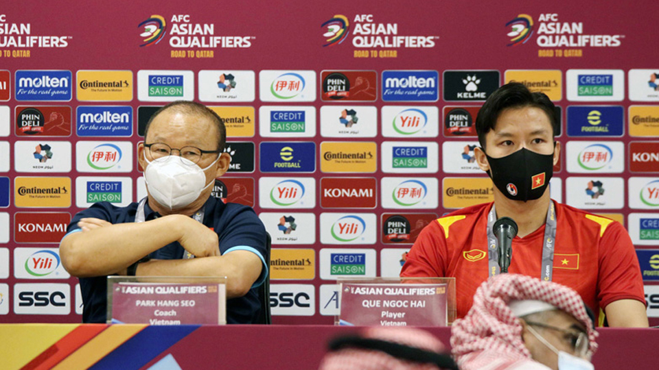 HLV Park Hang Seo và đội trưởng Quế Ngọc Hải tham dự buổi họp báo trước trận đấu. (Ảnh: VFF)