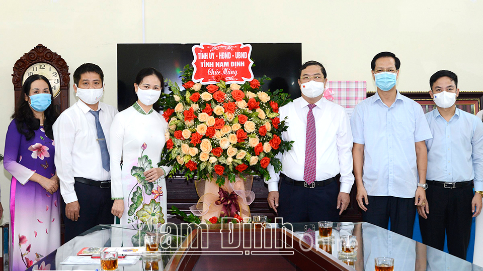 Đồng chí Bí thư Tỉnh ủy tặng tập thể Trường THPT Chuyên Lê Hồng Phong lẵng hoa tươi thắm.