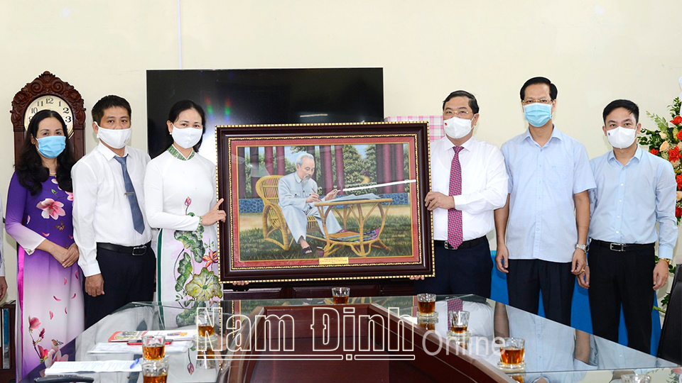 Đồng chí Phạm Gia Túc, Ủy viên BCH Trung ương Đảng, Bí thư Tỉnh ủy trao tặng tập thể Trường THPT Chuyên Lê Hồng Phong bức ảnh chân dung Chủ tịch Hồ Chí Minh.